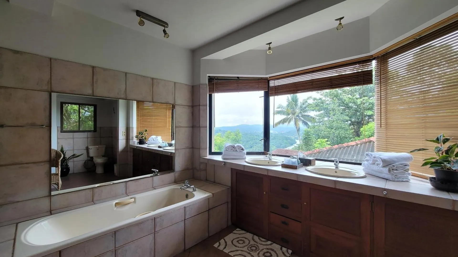 Serene Reach Villa 캔디